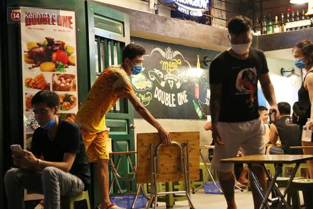 Hà Nội: Đúng 0h ngày 1/8, phố Tạ Hiện đồng loạt tắt đèn, đóng cửa, chìm vào tĩnh lặng để phòng dịch COVID-19-5