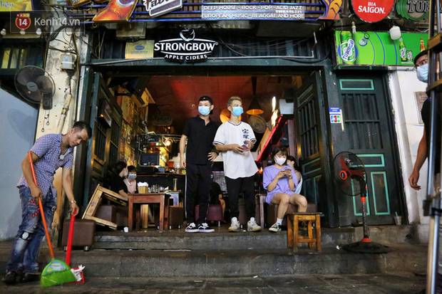 Hà Nội: Đúng 0h ngày 1/8, phố Tạ Hiện đồng loạt tắt đèn, đóng cửa, chìm vào tĩnh lặng để phòng dịch COVID-19-7