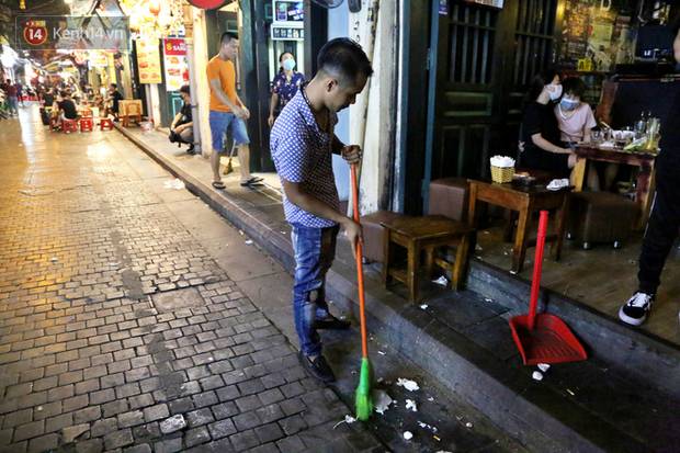 Hà Nội: Đúng 0h ngày 1/8, phố Tạ Hiện đồng loạt tắt đèn, đóng cửa, chìm vào tĩnh lặng để phòng dịch COVID-19-10