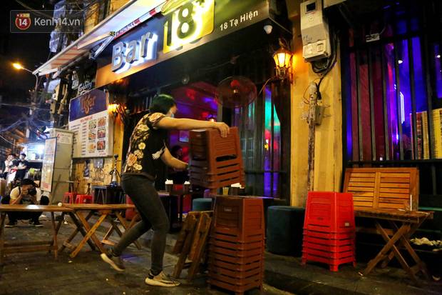 Hà Nội: Đúng 0h ngày 1/8, phố Tạ Hiện đồng loạt tắt đèn, đóng cửa, chìm vào tĩnh lặng để phòng dịch COVID-19-13