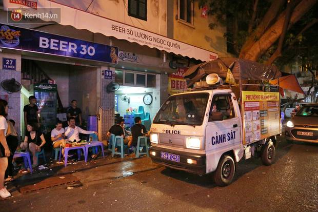 Hà Nội: Đúng 0h ngày 1/8, phố Tạ Hiện đồng loạt tắt đèn, đóng cửa, chìm vào tĩnh lặng để phòng dịch COVID-19-15