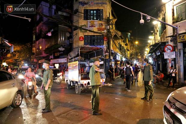 Hà Nội: Đúng 0h ngày 1/8, phố Tạ Hiện đồng loạt tắt đèn, đóng cửa, chìm vào tĩnh lặng để phòng dịch COVID-19-17