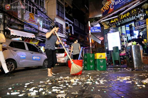 Hà Nội: Đúng 0h ngày 1/8, phố Tạ Hiện đồng loạt tắt đèn, đóng cửa, chìm vào tĩnh lặng để phòng dịch COVID-19-18