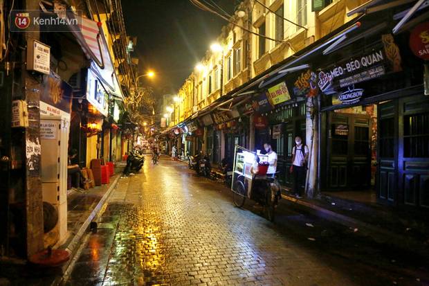 Hà Nội: Đúng 0h ngày 1/8, phố Tạ Hiện đồng loạt tắt đèn, đóng cửa, chìm vào tĩnh lặng để phòng dịch COVID-19-21