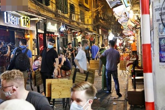 Hà Nội: Đúng 0h ngày 1/8, phố Tạ Hiện đồng loạt tắt đèn, đóng cửa, chìm vào tĩnh lặng để phòng dịch COVID-19