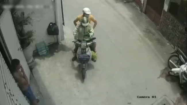 Tài xế công nghệ và pha lag nhẹ chạy gần tới nơi mới biết làm rớt khách, vội vàng gọi về hỏi một câu khiến ai cũng bật cười-1