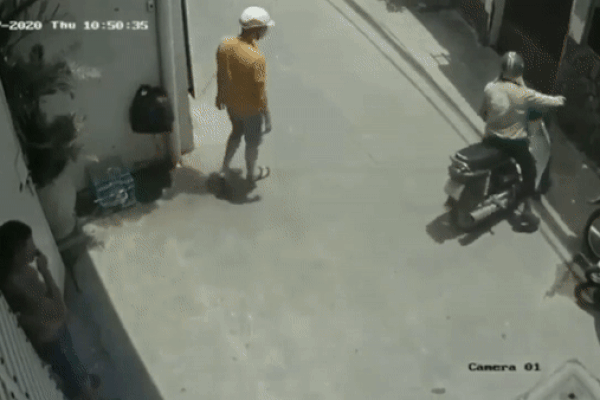 CLIP: Bất ngờ gặp xe máy từ ngõ lao ra, nữ ninja có pha bẻ lái xuất thần khiến bao người thót tim-2