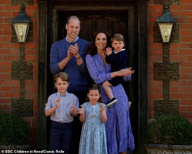 Cùng tưởng nhớ đến Công nương Diana, vợ chồng Hoàng tử William được khen ngợi là tinh tế trong khi nhà Meghan xấu hổ ê chề-1