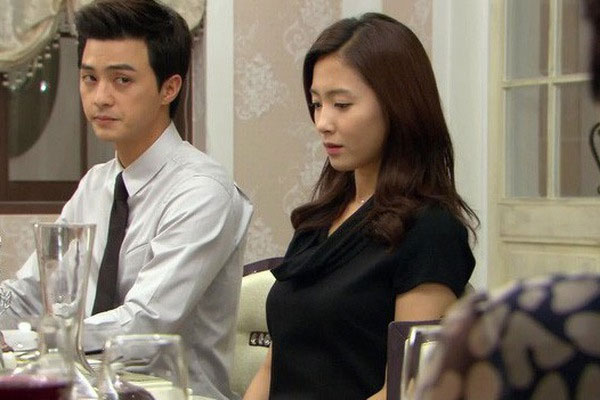 Khay son phấn bị cháu chồng phá tung, tôi tức giận định dạy dỗ thì mẹ chồng hét lên một câu khiến tôi giận đến bật khóc-2