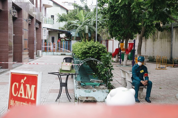 [Ảnh] Bốn mẹ con full giáp bảo hộ đi test nhanh Covid-19 ở Hà Nội-17