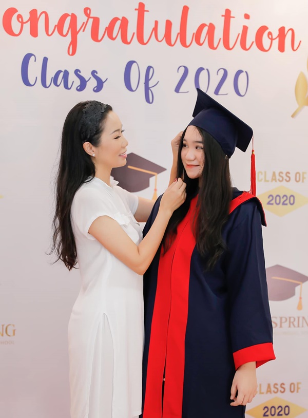 Học lỏm bí quyết khéo dạy con của Á hậu Trịnh Kim Chi: Gái lớn có tài lại có nết; gái nhỏ giản dị, khiêm nhường-4