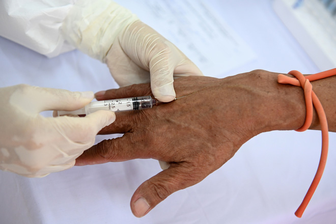 [Ảnh] Bốn mẹ con full giáp bảo hộ đi test nhanh Covid-19 ở Hà Nội-12