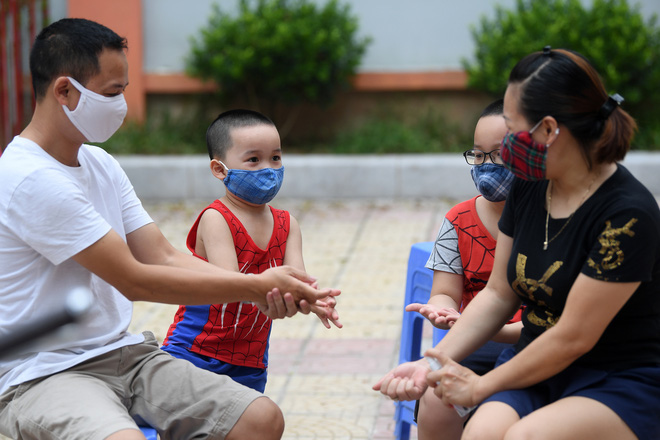 [Ảnh] Bốn mẹ con full giáp bảo hộ đi test nhanh Covid-19 ở Hà Nội-13