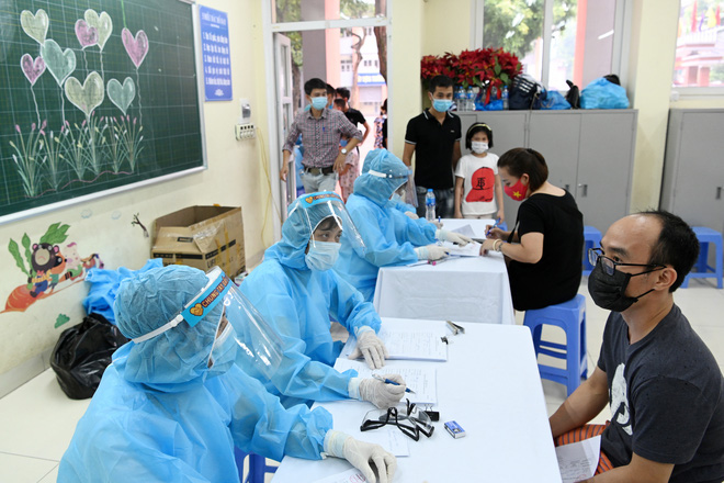 [Ảnh] Bốn mẹ con full giáp bảo hộ đi test nhanh Covid-19 ở Hà Nội-14