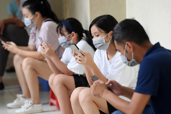 [Ảnh] Bốn mẹ con full giáp bảo hộ đi test nhanh Covid-19 ở Hà Nội-15