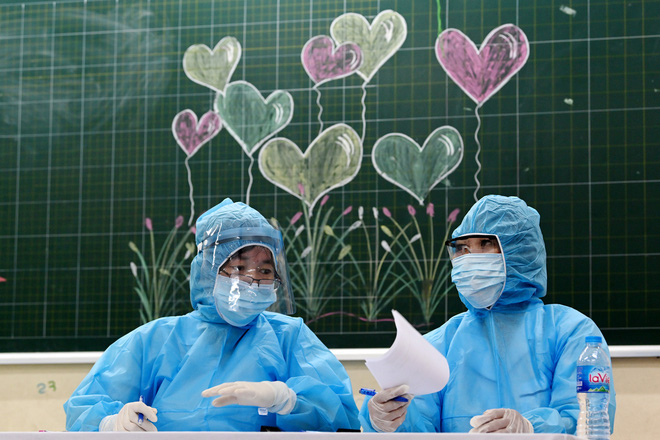 [Ảnh] Bốn mẹ con full giáp bảo hộ đi test nhanh Covid-19 ở Hà Nội-16