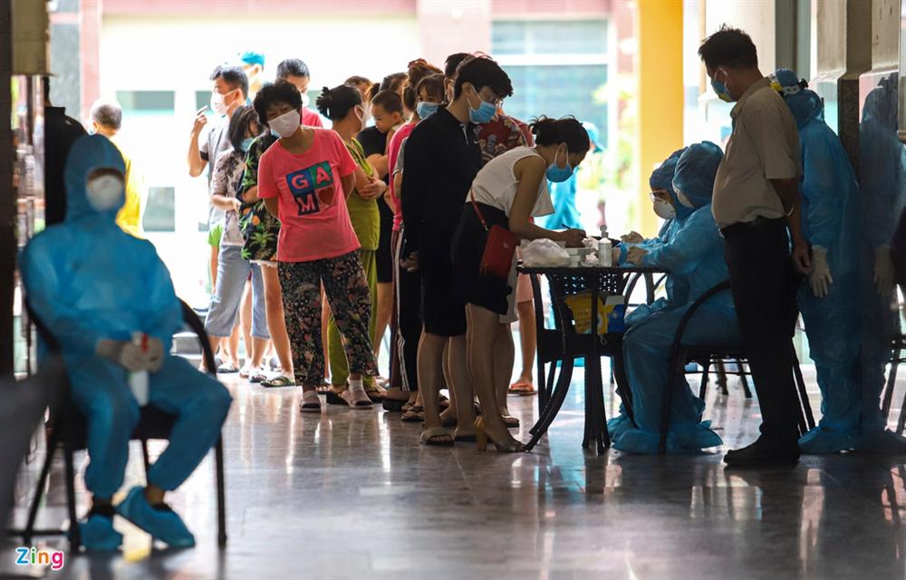 Xét nghiệm Covid-19 toàn bộ cư dân chung cư ở TP.HCM bị phong toả-2