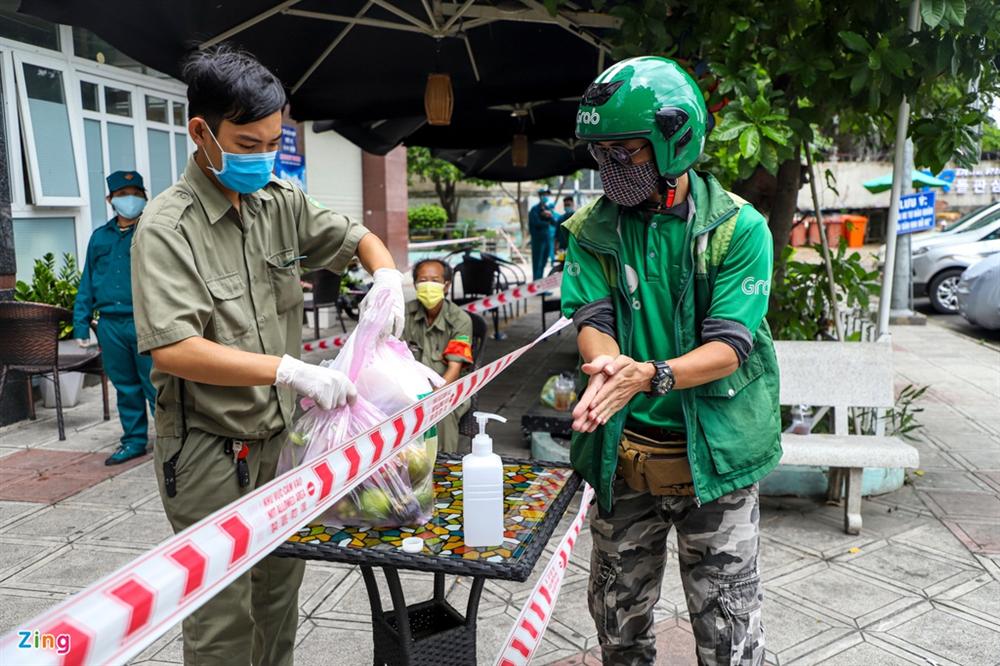 Xét nghiệm Covid-19 toàn bộ cư dân chung cư ở TP.HCM bị phong toả-6