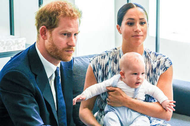 Vợ chồng Meghan Markle tiết lộ thông tin mới về bé Archie khiến dư luận phẫn nộ, yêu cầu giải cứu đứa trẻ ngay lập tức-1