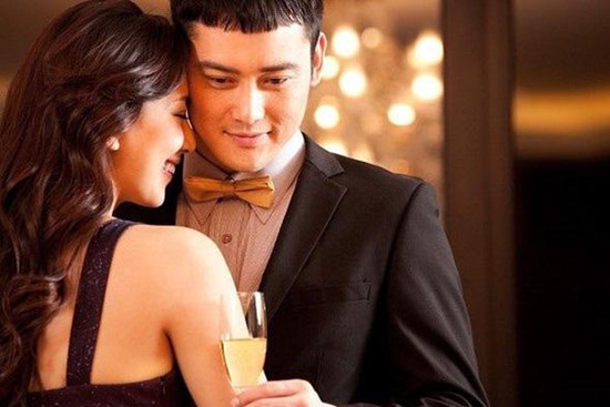 Sắp đến giờ làm lễ kết hôn thì mẹ cô dâu khóc bù lu bù loa tố khổ, câu nói 