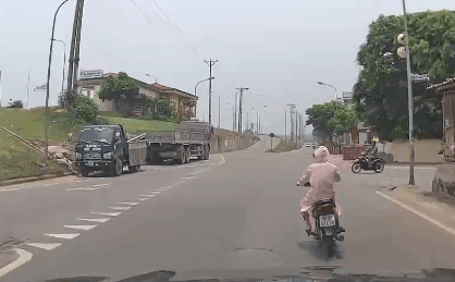 CLIP: Bất ngờ gặp xe máy từ ngõ lao ra, nữ ninja có pha bẻ lái xuất thần khiến bao người thót tim-1