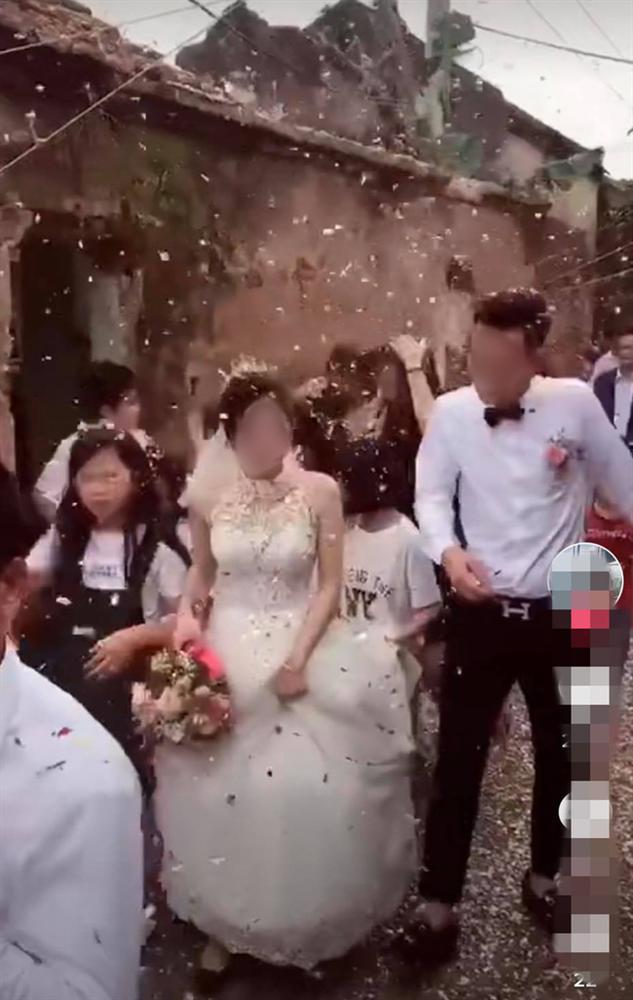 Chú rể đang hân hoan đón dâu thì lĩnh trọn đòn đau” từ bên ngoài dội tới, nhìn cảnh cô dâu và họ nhà trai nhăn nhó bước đi bên cạnh khiến toàn MXH bức xúc-3