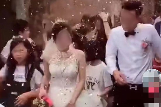 Chú rể đang hân hoan đón dâu thì lĩnh trọn “đòn đau” từ bên ngoài dội tới, nhìn cảnh cô dâu và họ nhà trai nhăn nhó bước đi bên cạnh khiến toàn MXH bức xúc