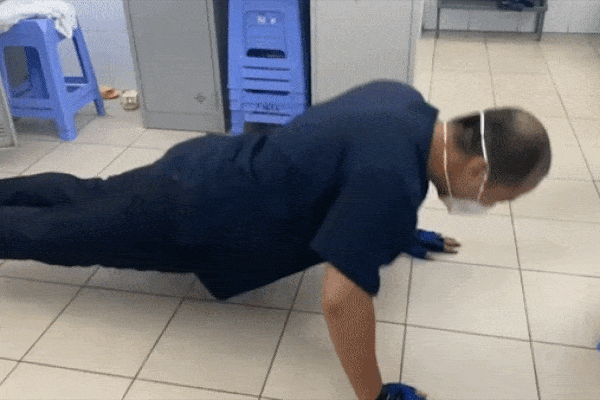 Video: Cảnh sát cơ động dùng cổ bẻ cong thanh sắt-1