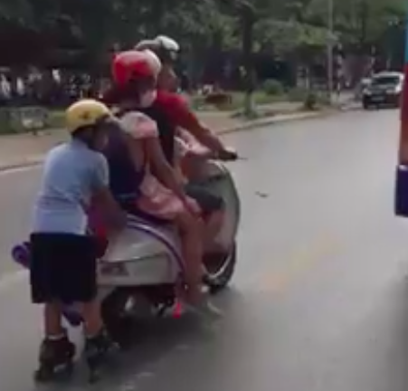 Clip: Người đàn ông đèo 3 con nhỏ theo kiểu làm xiếc giữa đường, vị trí của bé trai phía sau khiến nhiều người kinh hãi-1