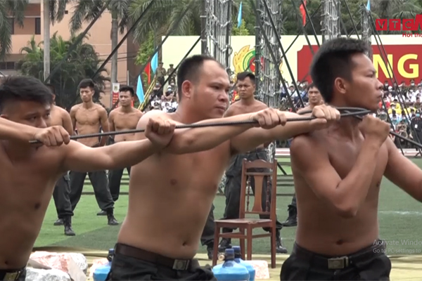 Xe bán tải làm rơi đồ vật xuống đường suýt văng trúng xe sau-1