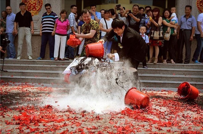 Chú rể bắn cung vào cô dâu, bố chồng hôn cô dâu... những phong tục cưới kỳ quái và gây sốc nhất thế giới-1