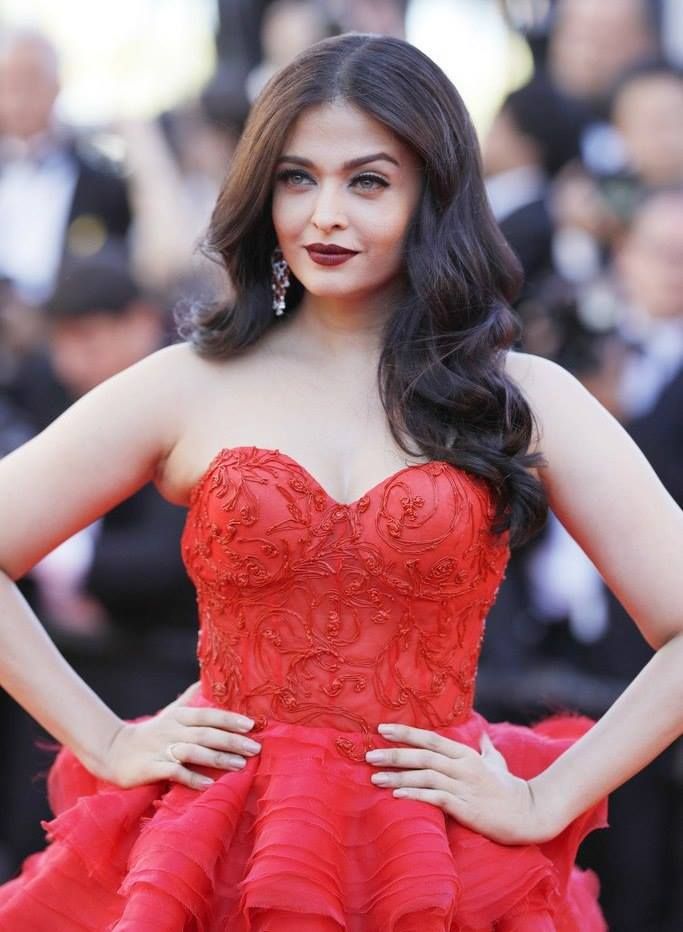 Chú rể bắn cung vào cô dâu, bố chồng hôn cô dâu... những phong tục cưới kỳ quái và gây sốc nhất thế giới-5