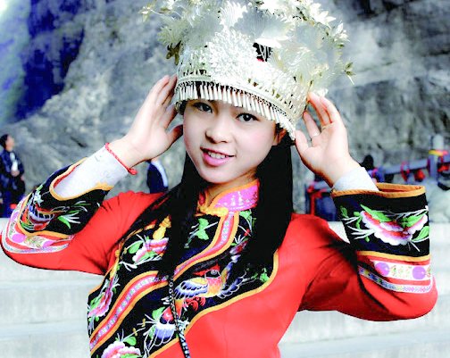 Chú rể bắn cung vào cô dâu, bố chồng hôn cô dâu... những phong tục cưới kỳ quái và gây sốc nhất thế giới-6