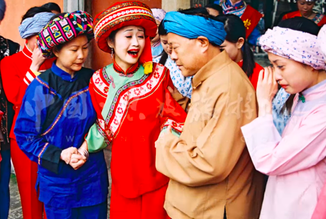 Chú rể bắn cung vào cô dâu, bố chồng hôn cô dâu... những phong tục cưới kỳ quái và gây sốc nhất thế giới-9