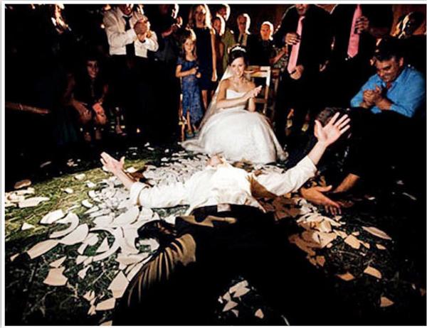 Chú rể bắn cung vào cô dâu, bố chồng hôn cô dâu... những phong tục cưới kỳ quái và gây sốc nhất thế giới-13