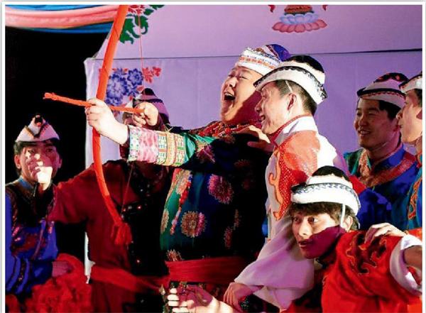 Chú rể bắn cung vào cô dâu, bố chồng hôn cô dâu... những phong tục cưới kỳ quái và gây sốc nhất thế giới-14