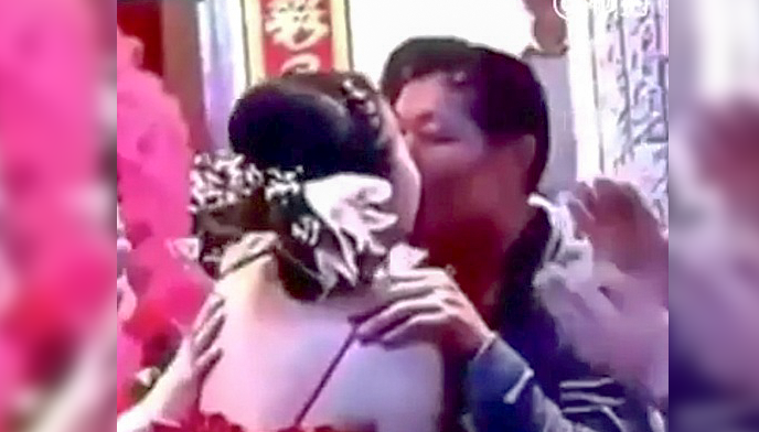 Chú rể bắn cung vào cô dâu, bố chồng hôn cô dâu... những phong tục cưới kỳ quái và gây sốc nhất thế giới-16