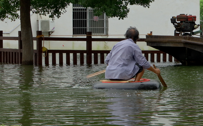 Đại hồng thủy xuất hiện giữa lòng thành phố xoáy thẳng vào những chiếc xe hơi, một người phụ nữ đi xe đạp điện bị nước cuốn trôi-5