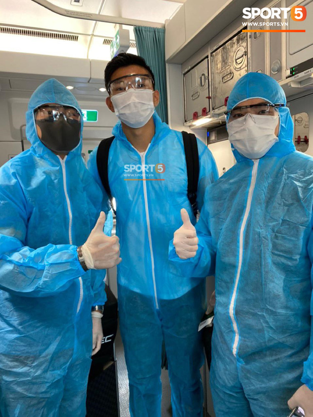 NÓNG: Những hình ảnh hiếm hoi của Văn Hậu mặc trang phục bảo hộ kín mít trên chuyến bay đặc biệt trở về Việt Nam-1