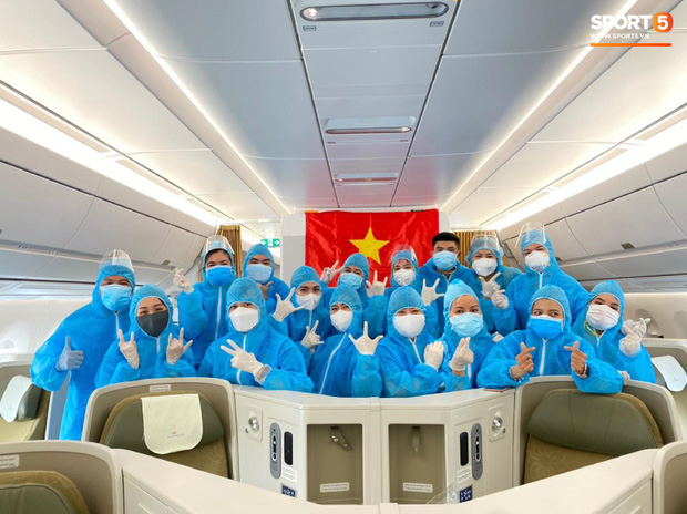 NÓNG: Những hình ảnh hiếm hoi của Văn Hậu mặc trang phục bảo hộ kín mít trên chuyến bay đặc biệt trở về Việt Nam-4