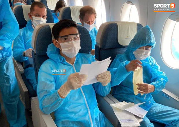 NÓNG: Những hình ảnh hiếm hoi của Văn Hậu mặc trang phục bảo hộ kín mít trên chuyến bay đặc biệt trở về Việt Nam-6