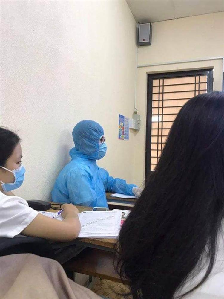 Mặc đồ bảo hộ kín mít từ đầu đến cuối, cứ ngỡ nhân viên khử trùng nào ngờ lại là cách chống dịch hài hước của 2 cậu nam sinh-2