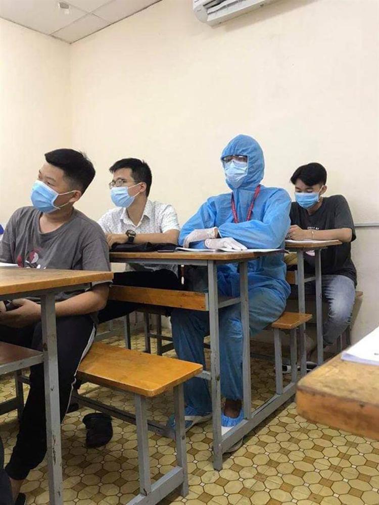 Mặc đồ bảo hộ kín mít từ đầu đến cuối, cứ ngỡ nhân viên khử trùng nào ngờ lại là cách chống dịch hài hước của 2 cậu nam sinh-3