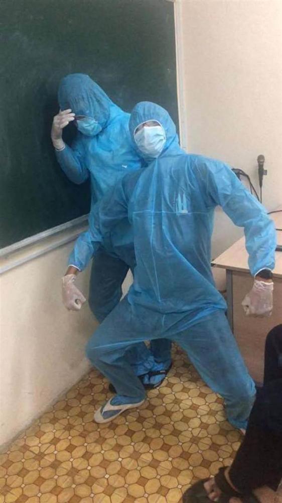 Mặc đồ bảo hộ kín mít từ đầu đến cuối, cứ ngỡ nhân viên khử trùng nào ngờ lại là cách chống dịch hài hước của 2 cậu nam sinh-4