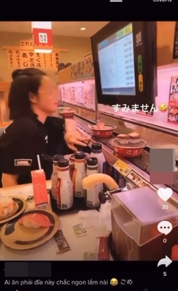 Cô gái Việt bị dân mạng chỉ trích kịch liệt vì thè lưỡi liếm đĩa sushi đang chạy trên băng chuyền trong cửa hàng ở Nhật Bản-2