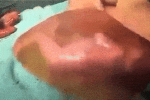 Clip: Để con ngồi vắt vẻo trước giỏ xe máy, bố mẹ vẫn thản nhiên chạy vèo vèo trên đường-4