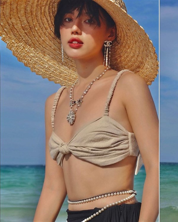 Đụng hàng loạt sao Việt trắng trẻo, hoa hậu Vbiz chứng tỏ da ngăm vẫn vô tư mặc màu nổi-24