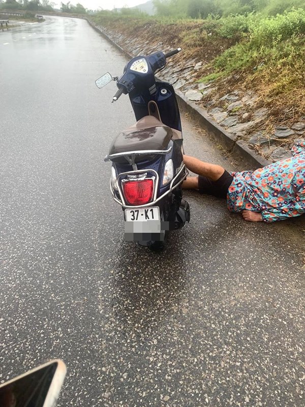 Người đàn ông say mèm dựng xe giữa đường, nằm gác đầu lên đê ngủ bất chấp sự đời-2