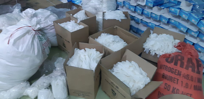 Hàng chục tấn găng tay đã qua sử dụng được tái chế để... bán ra thị trường-1