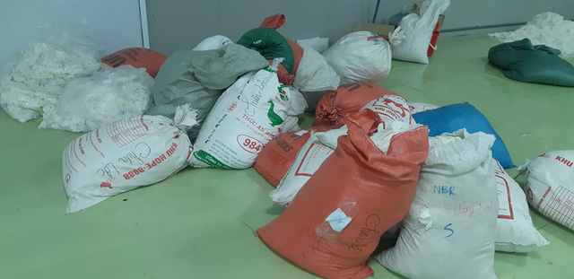 Hàng chục tấn găng tay đã qua sử dụng được tái chế để... bán ra thị trường-2